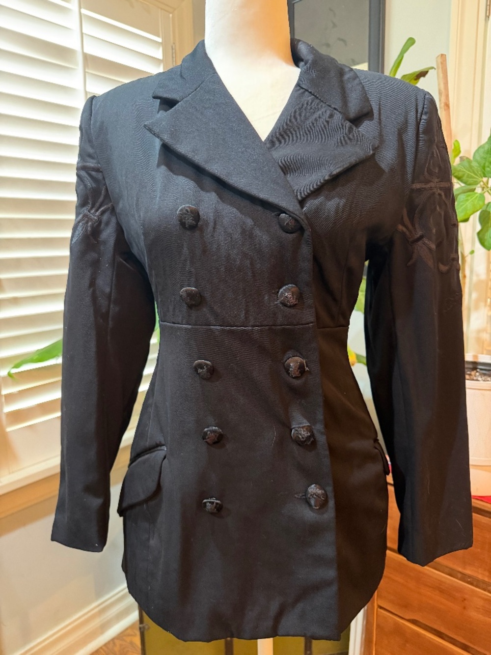 Stunning wool vintage black blazer.